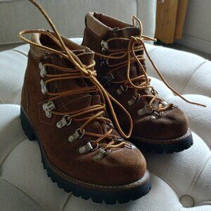 Leather hiking boots Vintage chic!